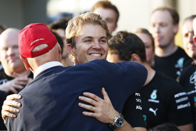 Beeindruckt Niki Lauda herzt den zweitplatzierten Mercedes-Piloten Nico Rosberg