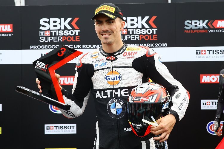 In der Superpole erhielt BMW-Pilot Loris Baz eine Trophäe für Startplatz 3 