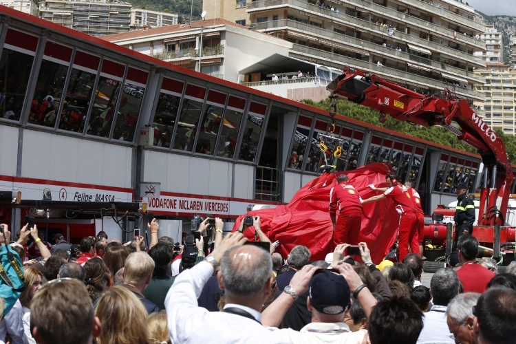 Felipe Massas Auto wird abtransportiert