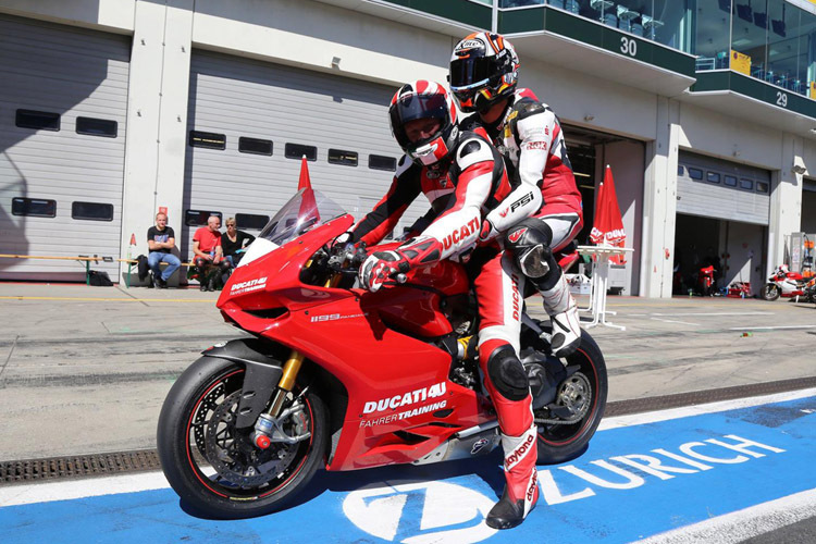 Motorrad sie sucht ihn