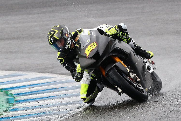 Alvaro Bautista mit der neuen Honda CBR1000RR-R