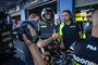 Marco Bezzecchi beim kurzen Boxenstopp zwischen Papa Vito und Crew-Chief Matteo Flamigni