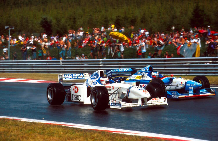 Jan Magnussen 1997 im Auto von Stewart Grand Prix, hinten Gerhard Berger im Benetton