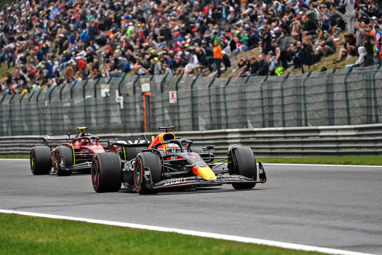 Max Verstappen vor Charles Leclerc