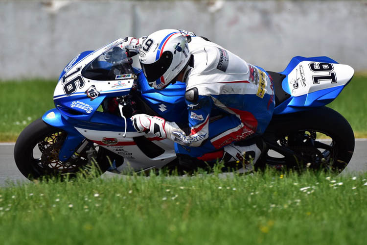 Stefan Ströhlein dominiert in der Suzuki GSX-R 750 Challenge