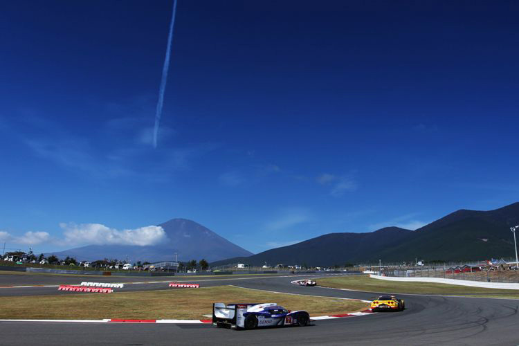 Pole vor der Kulisse des Mount Fuji für Toyota