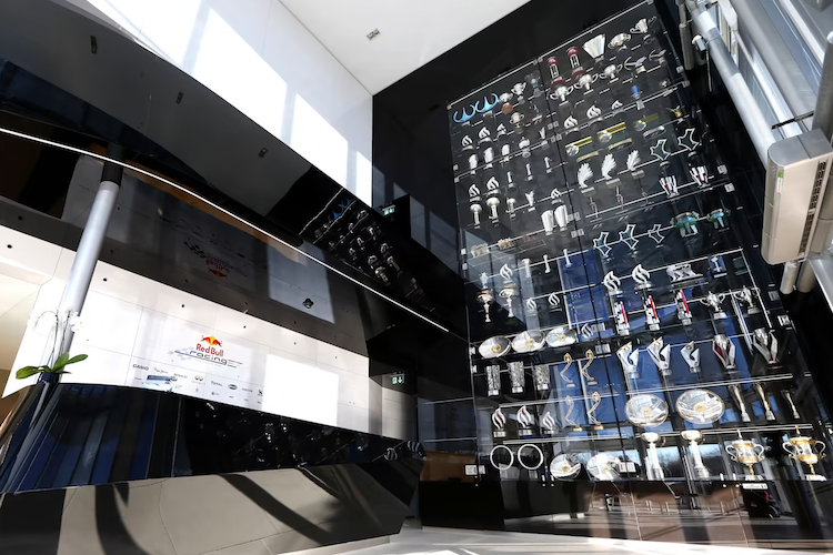 Im Rennwagenwerk von Red Bull Racing