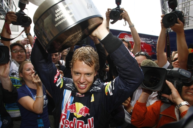 Sebastian Vettel mit dem Pokal