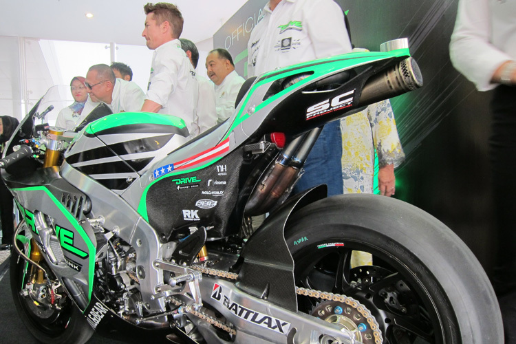 Die Motorräder sind im Silber und Grün von Hauptsponsor Drive M7 gehalten