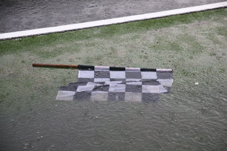 Das Wasser stand knöcheltief neben der Strecke