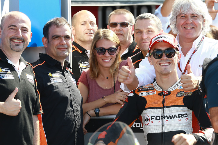 Loris Baz als bester Open-Fahrer im Parc Fermé von Misano nach dem Qualifying: Rechts hinten der umstrittene Teamchef Giovanni Cuzari 