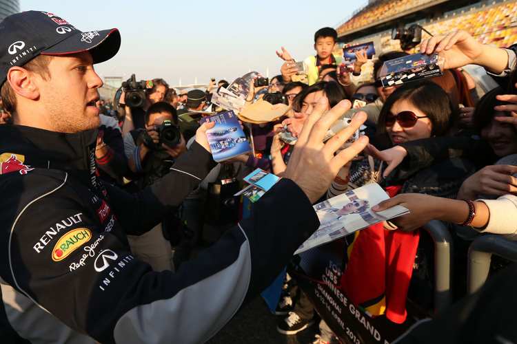 Sebastian Vettel mit einigen chinesischen Fans