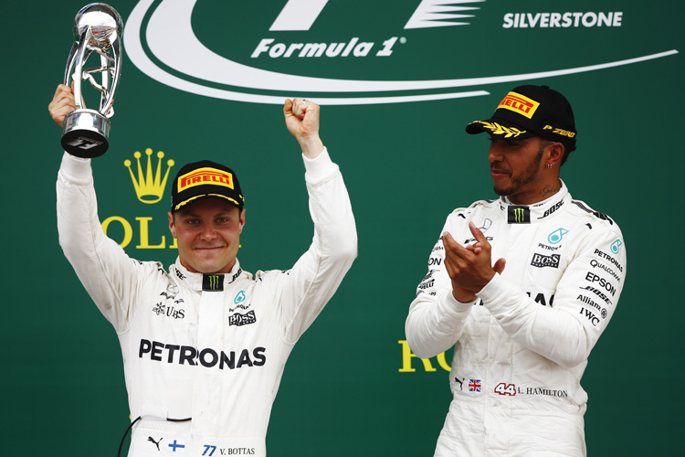 Valtteri Bottas mit Lewis Hamilton