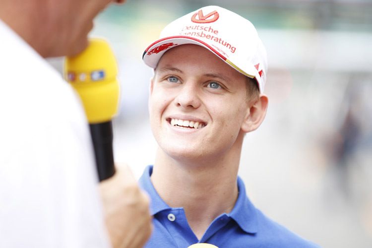 Mick Schumacher holte sich in Indien die Pole und den Sieg im ersten Rennen