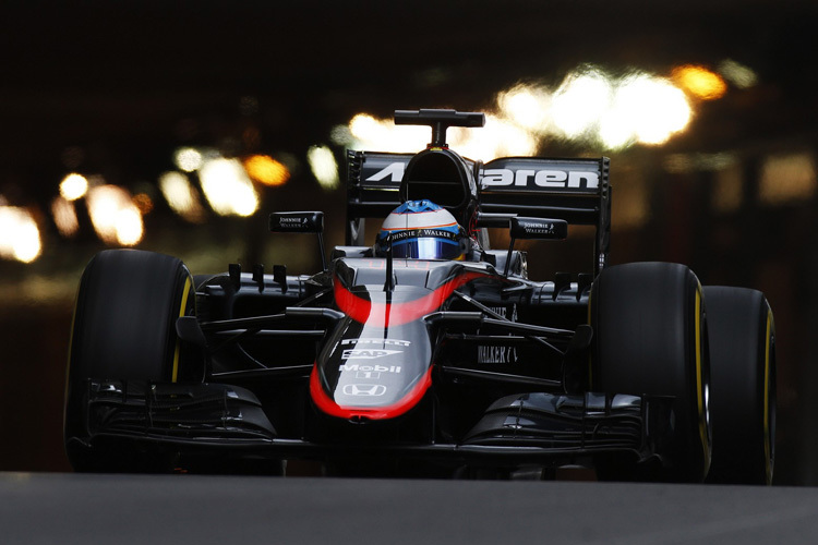 Fernando Alonso schiesst 2015 aus dem Monaco-Tunnel heraus