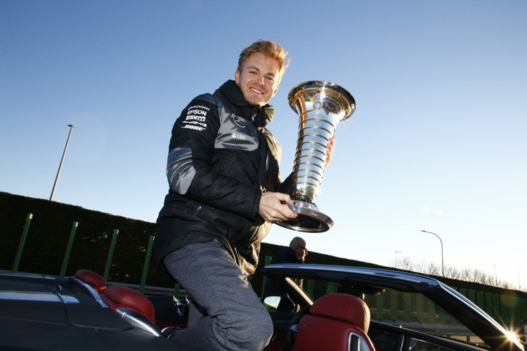 Nico Rosberg präsentierte seinen WM-Pokal