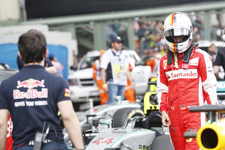 Sebastian Vettel schaute sich im Parc fermé gut um