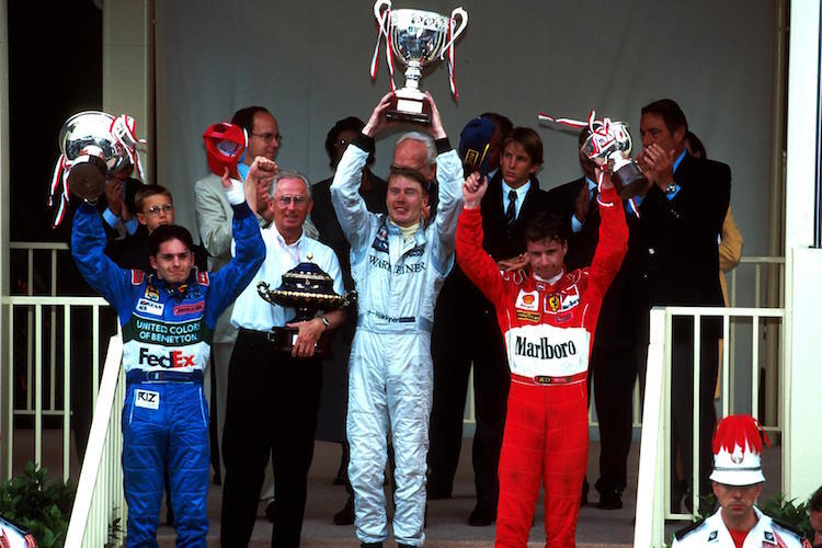 Mika Häkkinen gewann 1998 in Monaco, links Giancarlo Fisichella (2.), rechts Eddie Irvine (3.)