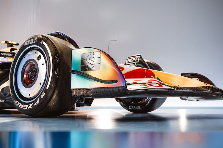 Das Design verweist auf die Holo-Card von Partner Cash App