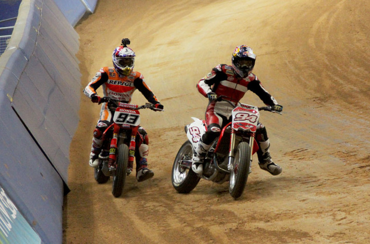 Jonas Folger und Marc Márquez beim Superprestigio in Barcelona