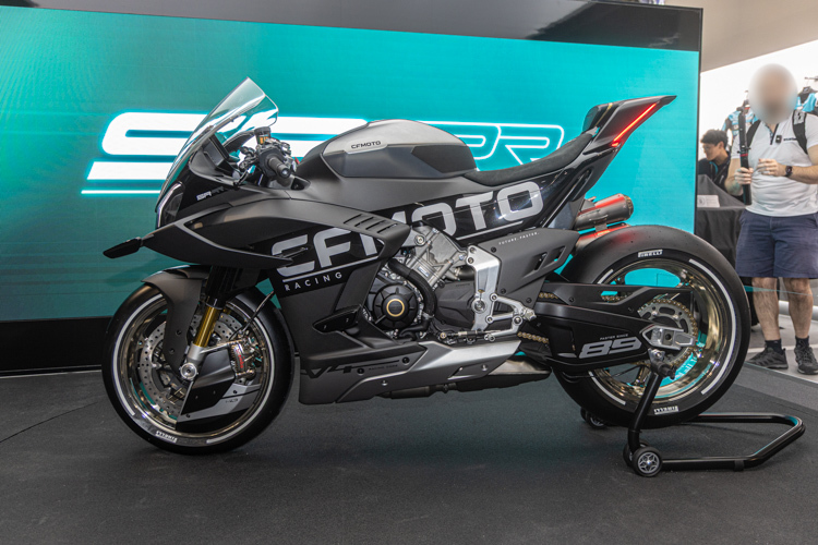 Der Prototyp der CFMoto V4SR-RR sieht schon mal sehr respektabel aus