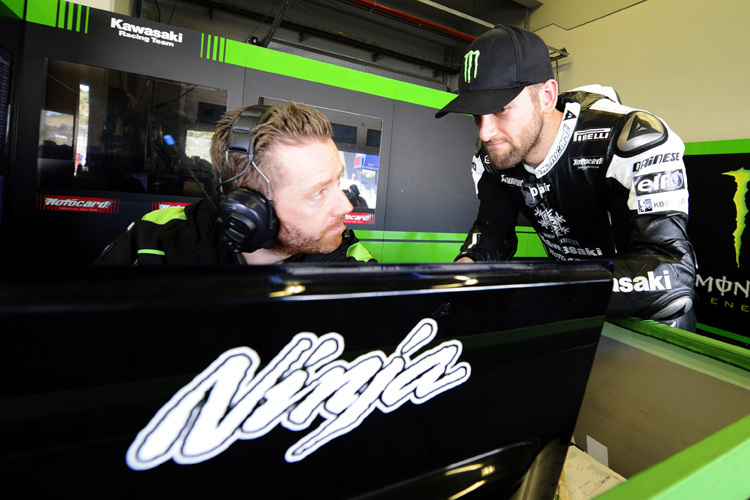 Kawasaki-Pilot Tom Sykes und sein Crewchief Marcel Duinker (links)