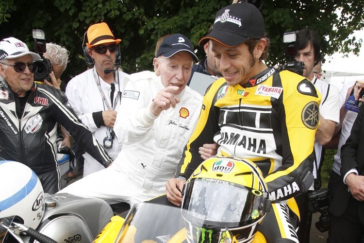 Die 2017 verstorbene Motorsportlegende John Surtees mit Valentino Rossi in Goodwood