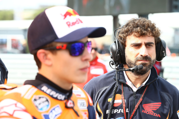 Santi Hernandez mit Marc Márquez