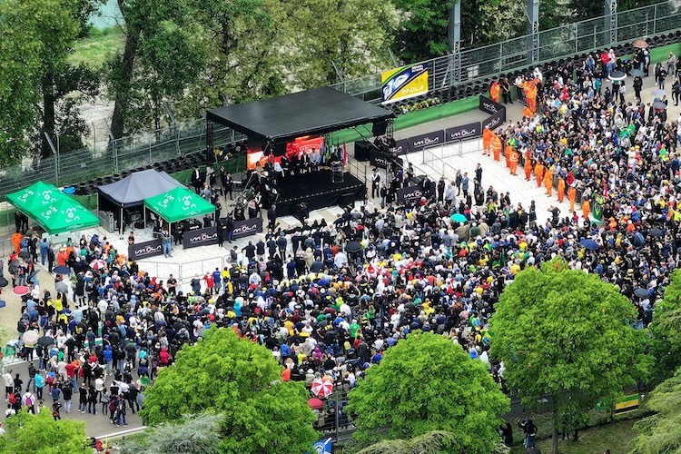 Mehr als 20.000 Fans versammelten sich zur Schweigeminute in Imola