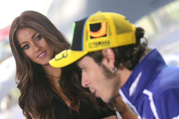 Valentino Rossi (hier mit Gridgirl): In Italien wird gerne über sein Privatleben geredet