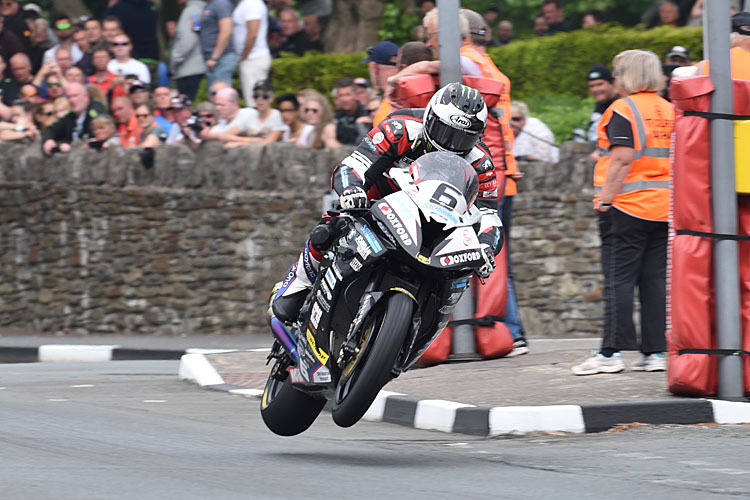 Michael Dunlop fliegt auf seiner Hawk BMW dem Sieg in der Senior-TT entgegen