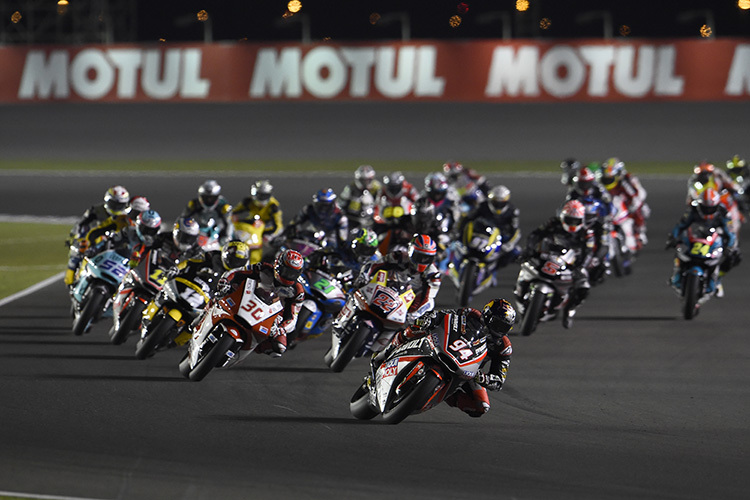 Das Moto2-Feld nach dem Start in das Rennen von Katar