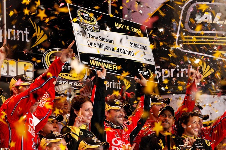 Tony Stewart freut sich über eine Million US-Dollar Preisgeld