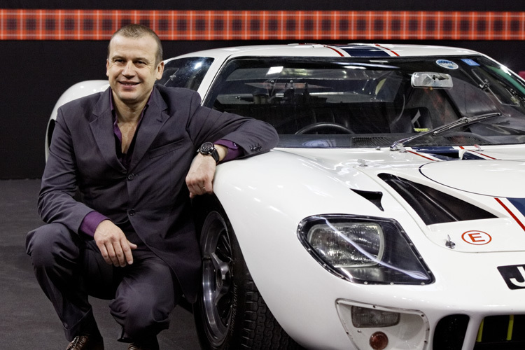 Olivier Panis an der Retromobil 2012 in Paris – der Ford GT40 dürfte zufriedenstellend klingen