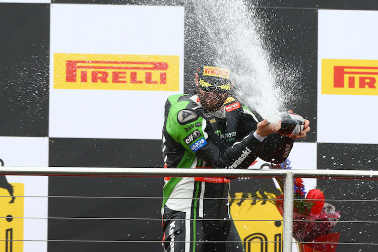 Tom Sykes gewann in Donington seine ersten beiden Rennen in der Saison 2015