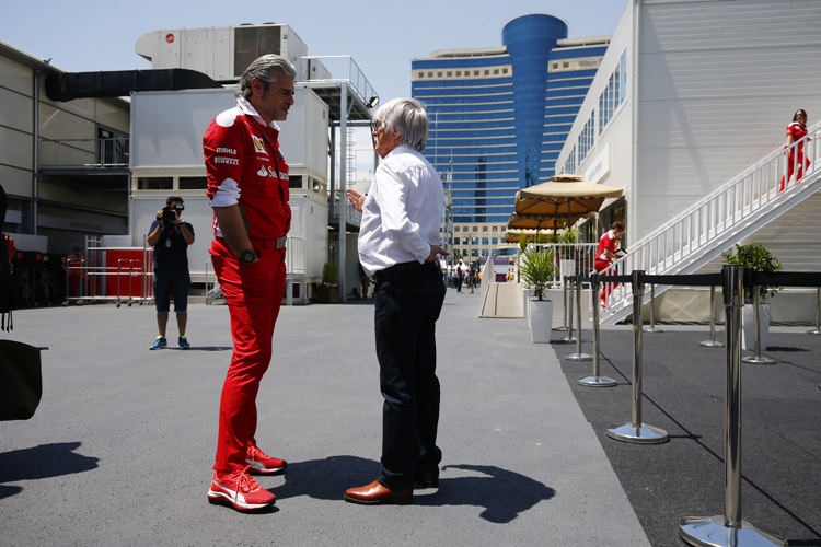 Bernie Ecclestone im Fahrerlager von Baku mit Ferrari-Teamchef Maurizio Arrivabene