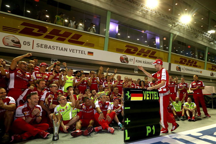 Sebastian Vettel feier mit seinem Ferrari-Team