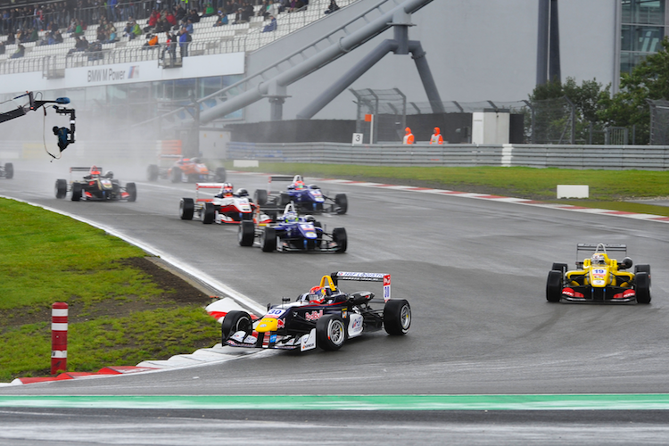 Max Verstappen führt auf dem Nürburgring 2014