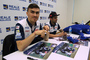 Loris Baz und Héctor Barberá verteilten fleissig Autogramme