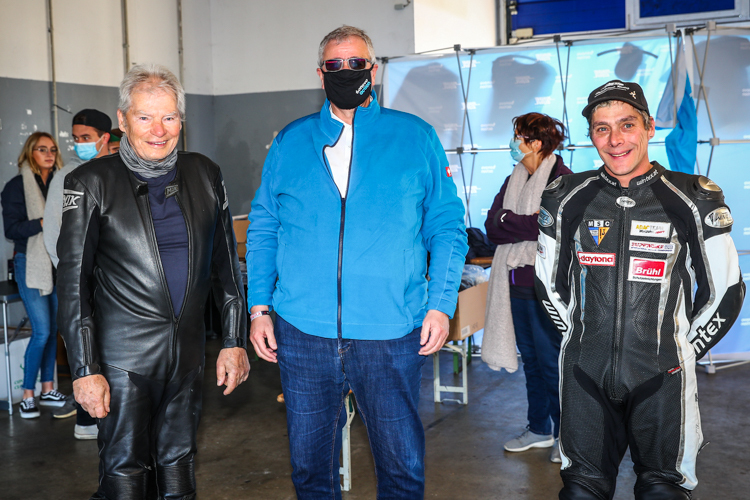 Sponsor und Bonovo-Chef Jürgen Röder (Mitte) mit dem zweimaligen Gespann-Weltmeister Rolf Steinhausen (l.) und Beifahrer Axel Kölsch