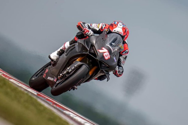 Loris Baz auf der Ducati V4R