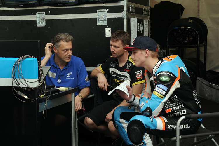Chefmechaniker Fabrizio Manciucci, in der Mitte Reto Karrer von Suter Racing und Florian Alt