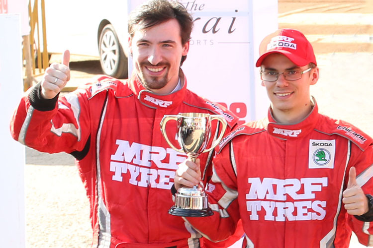 Pokale für APRC-Rang zwei – Fabian Kreim (rechts) und Beifahrer Frank Christian