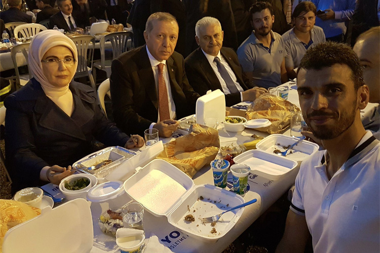 Recep Erdogan (Mitte) und Kenan Sofuoglu (re.) kennen sich von früheren Treffen