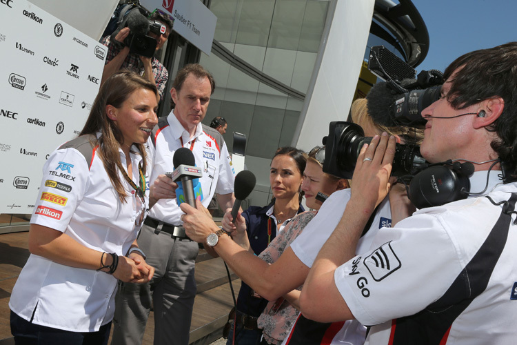 Simona De Silvestro im Fahrerlager von Barcelona