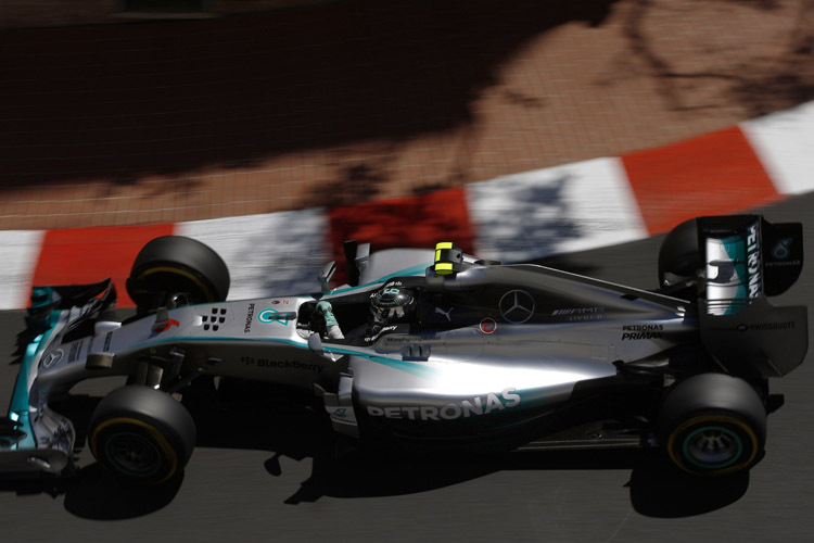 Licht und Schatten bei Mercedes: Pole-Setter Nico Rosberg ruinierte die schnelle Runde von Lewis Hamilton