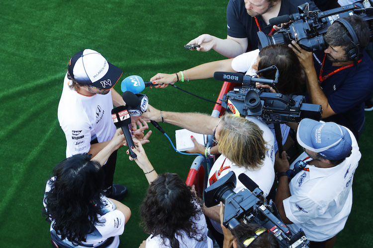 Fernando Alonso gibt in Belgien 2016 Interviews