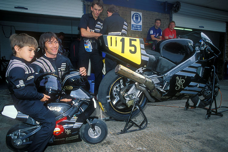 Ron Haslam mit der Norton-Wankel 1990 beim Donington-GP; links Sohn Leon