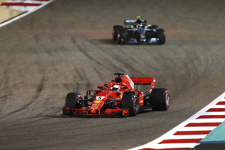 Sebsatian Vettel in Bahrain vor Valtteri Bottas