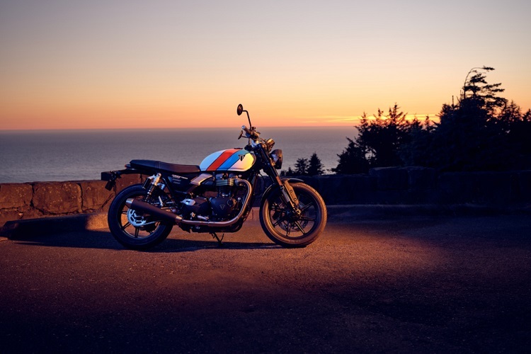 Man kann mit der Triumph Speed Twin 900 nicht nur in den Sonnenuntergang cruisen, sondern sie auch im Sonnenuntergang betrachten